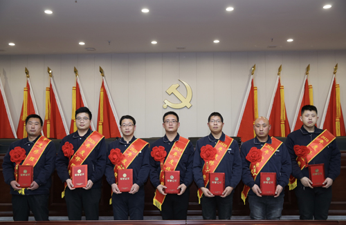 0206 修理能手從左至右依次為 邵冠峰、王寶玉、潘春樂、李龍、許特斯、韓利杰、寇增亮.jpg