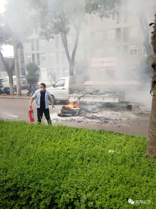 驚險！高溫天小貨車“上火” 萬幸！路遇公交車長及時“滅火”