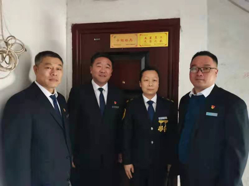 “一人得獎，全家光榮” 送“牌”上門，集團為標兵先進送去榮譽喜報牌匾