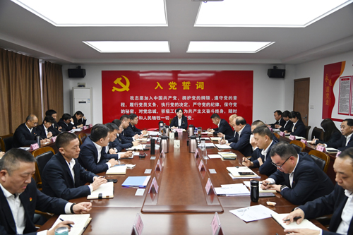 打好“收官戰(zhàn)” 謀好“開局篇”！洛陽公交集團(tuán)召開11月董事長月調(diào)度會02.JPG